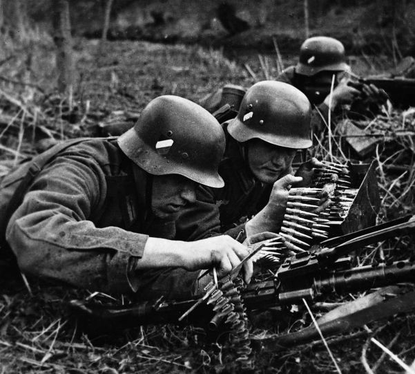 Attaching an ammunition belt to the MG34